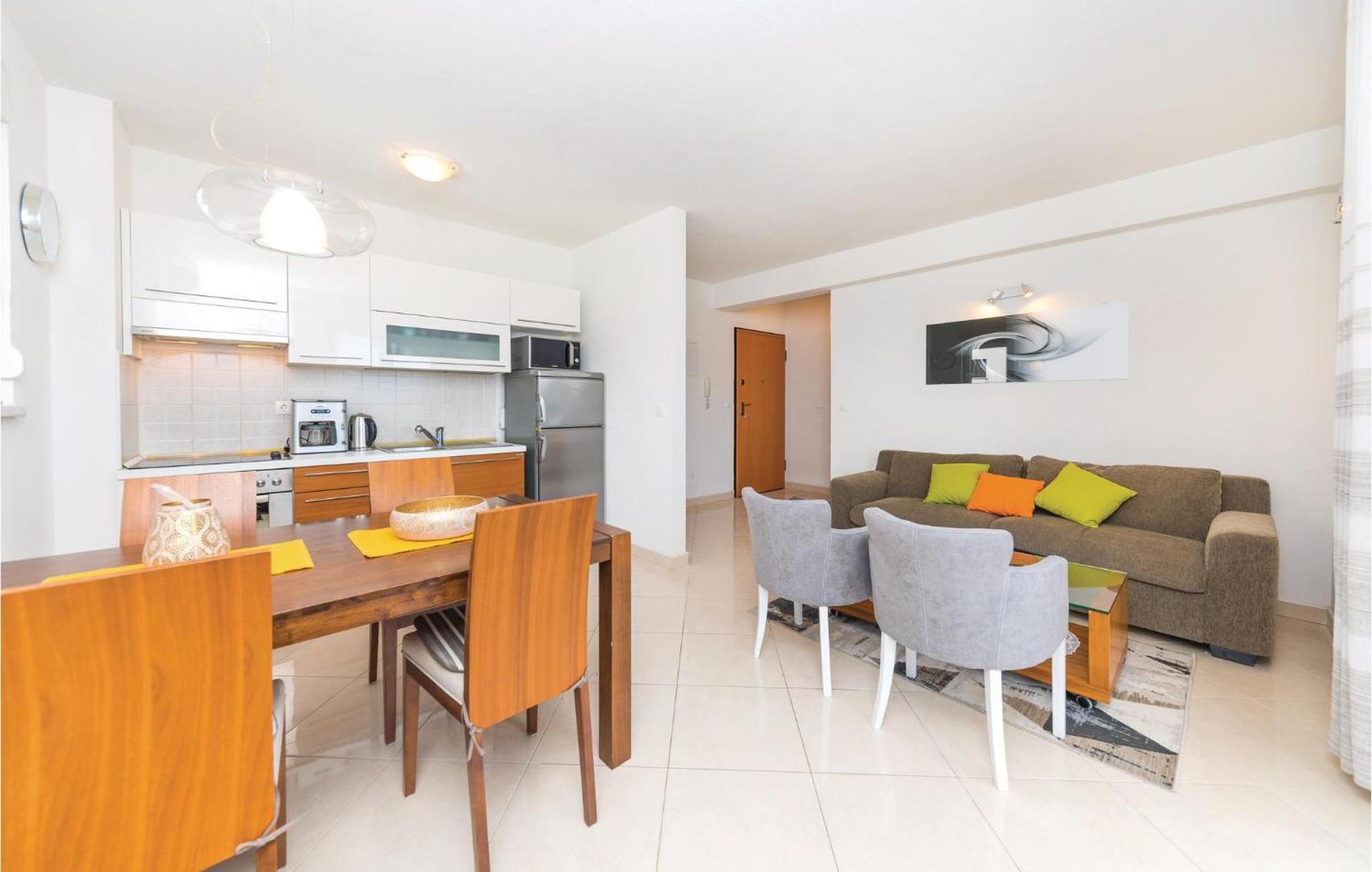 1 Bedroom Stunning Apartment In Okrug Gornji 트로기르 외부 사진