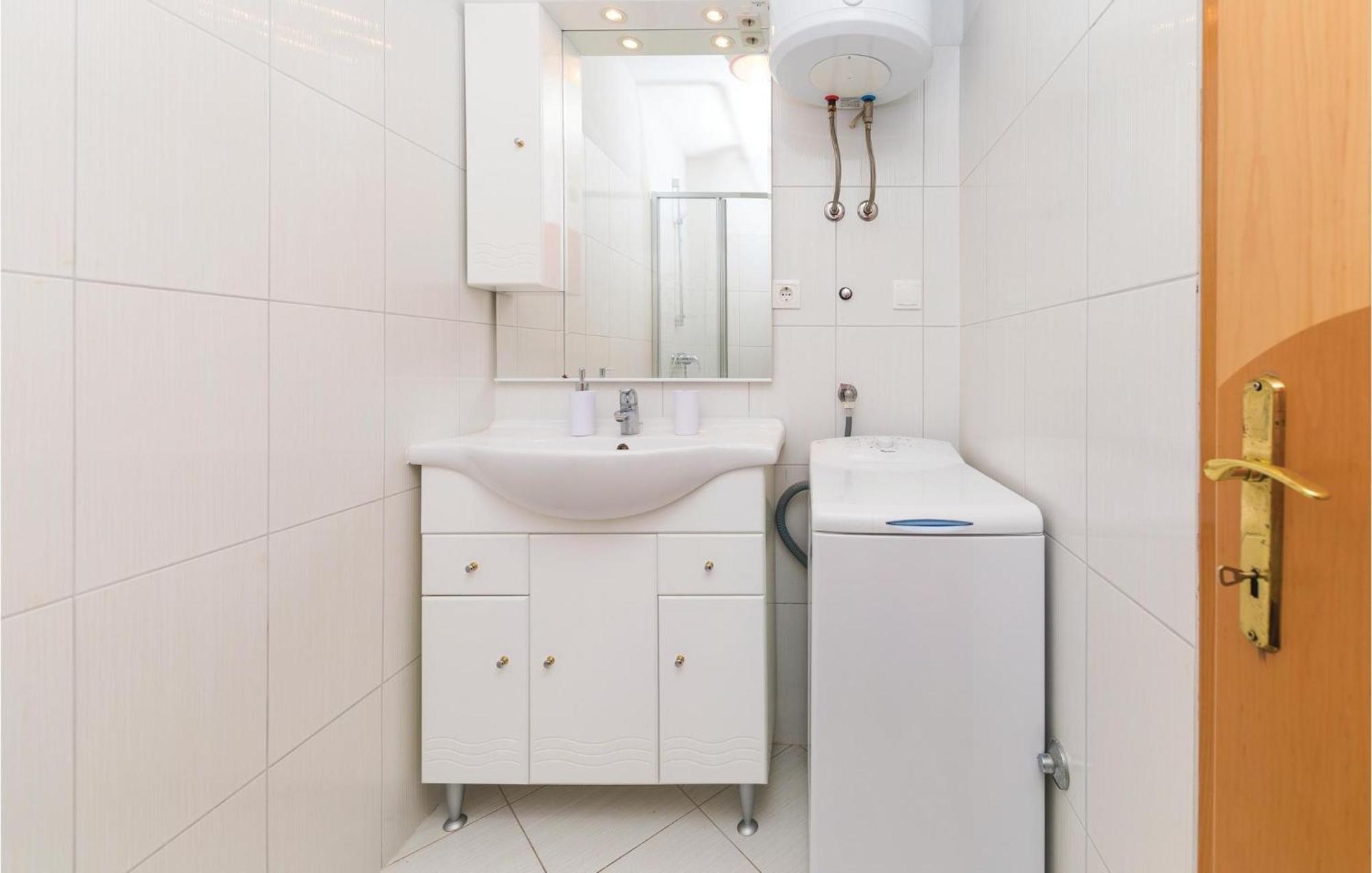 1 Bedroom Stunning Apartment In Okrug Gornji 트로기르 외부 사진