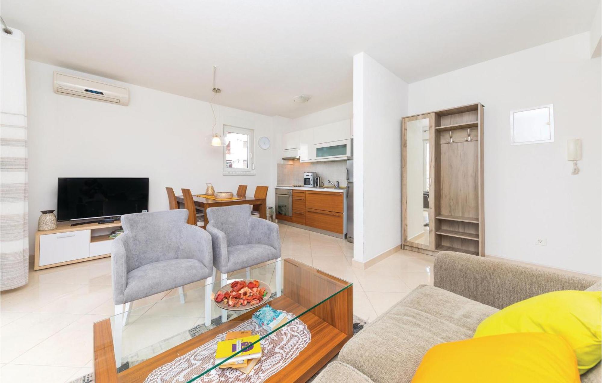 1 Bedroom Stunning Apartment In Okrug Gornji 트로기르 외부 사진